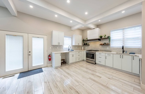 Roselle House | Spacious 6BR Retreat - Pool - Fire Pit - BBQ - 30 Min to NYC!