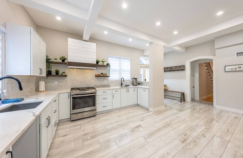Roselle House | Spacious 6BR Retreat - Pool - Fire Pit - BBQ - 30 Min to NYC!