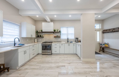 Roselle House | Spacious 6BR Retreat - Pool - Fire Pit - BBQ - 30 Min to NYC!