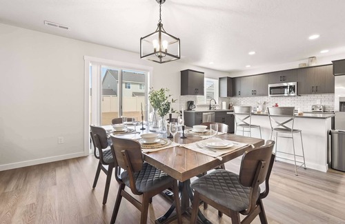 Meridian House | Spacious 6BR - Sleeps 22 - Hot Tub & Pool Access
