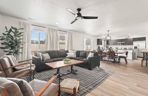 Meridian House | Spacious 6BR - Sleeps 22 - Hot Tub & Pool Access