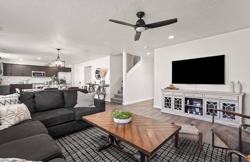 Meridian House | Spacious 6BR - Sleeps 22 - Hot Tub & Pool Access