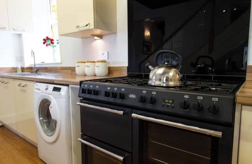 Ainley Top House | Spacious 7 Bed House Sleeps 6 - Perfect Retreat