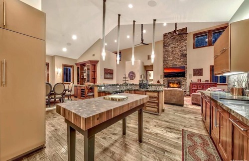 South Lake Tahoe House | Spacious 7-bedroom estate with hot tube and WiFi in delightful Lake Tahoe