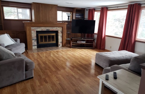 South Haven Cabin | Spacious 7-bedroom 2 cabin in awesome Annandale with WiFi, AC