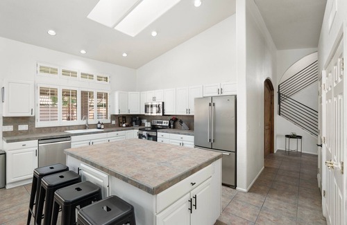 Paradise Park Vista House | SPACIOUS 7 bedroom/4 bath retreat with HEATED POOL & spa