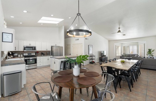 Paradise Park Vista House | SPACIOUS 7 bedroom/4 bath retreat with HEATED POOL & spa