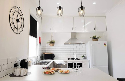 Hamilton House | Spacious 7-bedroom house with WiFi, AC in beautiful Hamilton