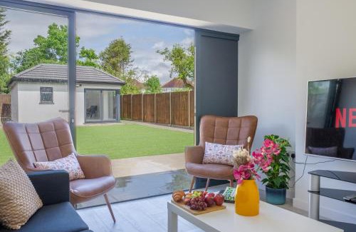 Harrow Apartment | Spacious 7 Bedroom House in Harrow Greater London 2 Parking & Fast WiFi