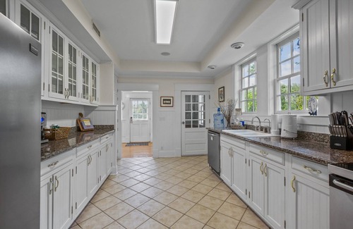 Roper House | Spacious 7-bedroom house Near Mackey's Marina and the Albemarle Sound.