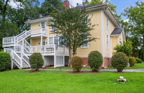 Roper House | Spacious 7-bedroom house Near Mackey's Marina and the Albemarle Sound.