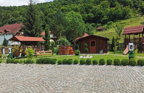 Bradesti Villa | Spacious 7-bedroom villa in welcoming Tibod with WiFi and large green area