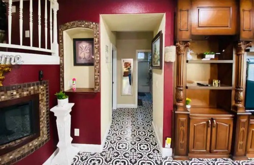 Atwater House | Spacious 7 BR home- king beds - sleeps 15- free parking -safe quiet neighbrhood