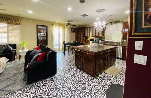 Atwater House | Spacious 7 BR home- king beds - sleeps 15- free parking -safe quiet neighbrhood