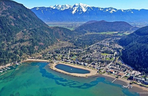Popkum House | Spacious 7 BR House With Pool & Hot Tub Near Harrison Hot Springs
