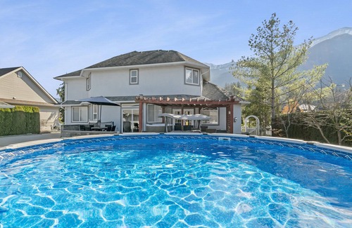 Popkum House | Spacious 7 BR House With Pool & Hot Tub Near Harrison Hot Springs