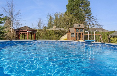 Popkum House | Spacious 7 BR House With Pool & Hot Tub Near Harrison Hot Springs