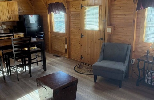 Mammoth Cave Cabin | Spacious 740 sq ft Cabin w/Deck, Fire Pit & Disc Golf — Mins from Mammoth Cave