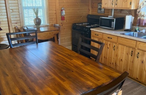 Mammoth Cave Cabin | Spacious 740 sq ft Cabin w/Deck, Fire Pit & Disc Golf — Mins from Mammoth Cave