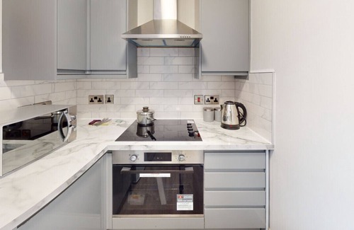 Crewe House | Spacious 7BR Contractor Haven in Crewe with 7 Baths and 4 Kitchens