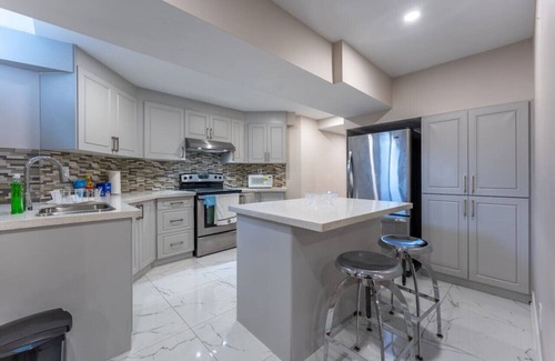 Brampton House | Spacious 7BR Home w/Private Yard, BBQ & Fast WiFi!