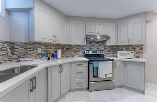 Brampton House | Spacious 7BR Home w/Private Yard, BBQ & Fast WiFi!