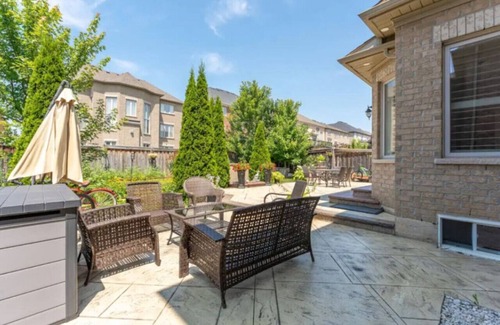 Brampton House | Spacious 7BR Home w/Private Yard, BBQ & Fast WiFi!