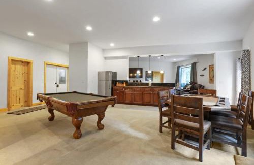 Blue River House | Spacious 7BR Lodge with Hot Tub Sauna and Mtn Views