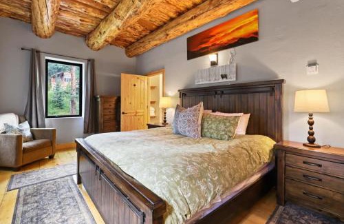 Blue River House | Spacious 7BR Lodge with Hot Tub Sauna and Mtn Views