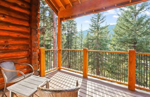Blue River House | Spacious 7BR Lodge with Hot Tub Sauna and Mtn Views