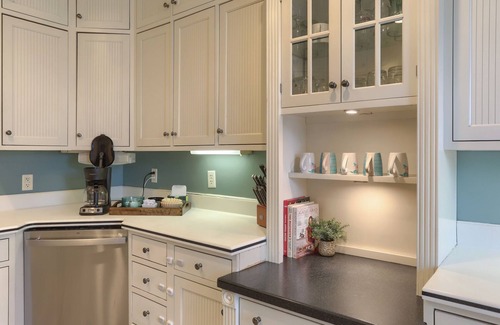 Fredericksburg House | Spacious 7BR Victorian with Hot Tub and Firepit in Fredericksburg, PA