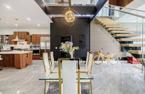 Woodstock House | Spacious 7k sq ft 6-bedroom Modern house in Marietta.