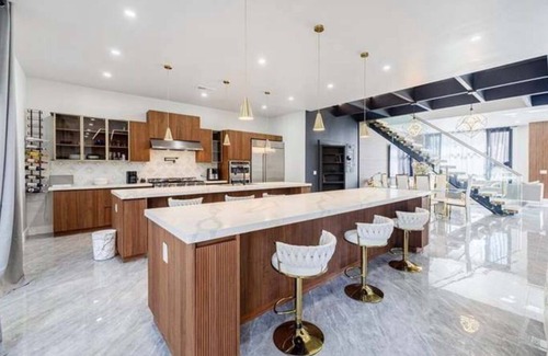 Woodstock House | Spacious 7k sq ft 6-bedroom Modern house in Marietta.