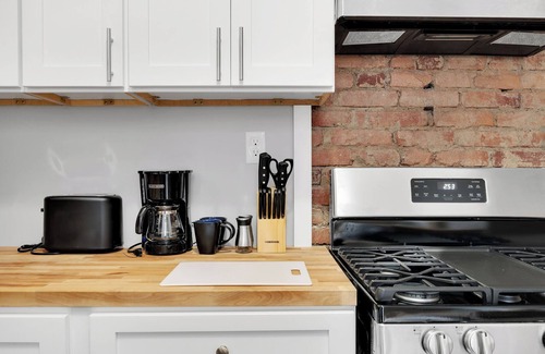 Mount Washington House | Spacious 8 Bed House! Triple King Bed - 3 Stories!