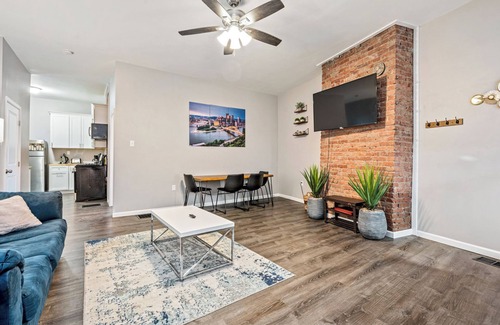 Mount Washington House | Spacious 8 Bed House! Triple King Bed - 3 Stories!