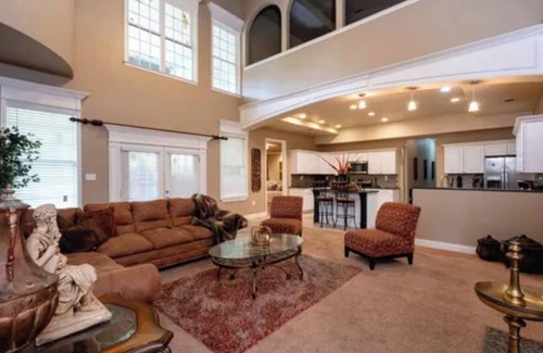 East End House | Spacious 8-bedroom house with WiFi, AC in lovely Hensley
