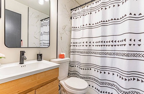Vauxhall House | Spacious 8-bedroom house in gorgeous Union with WiFi, AC