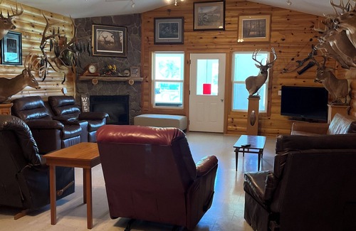 Michael House | Spacious 8-bedroom lodge in delightful Batchtown with WiFi, AC