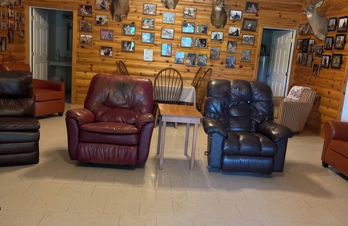 Michael House | Spacious 8-bedroom lodge in delightful Batchtown with WiFi, AC