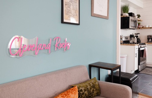 Hough House | Spacious 8 BR Near CWRU, Cleveland Clinic, & UH!