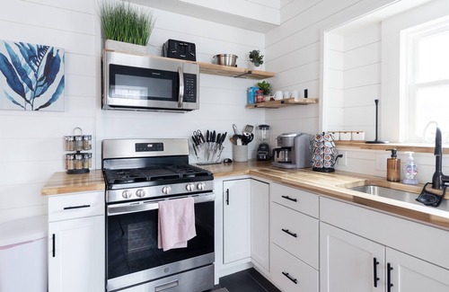 Hough House | Spacious 8 BR Near CWRU, Cleveland Clinic, & UH!