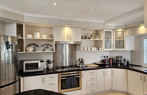 Hout Bay House | Spacious 8 sleeper Beach Place with pool, along Hout Bay beach.