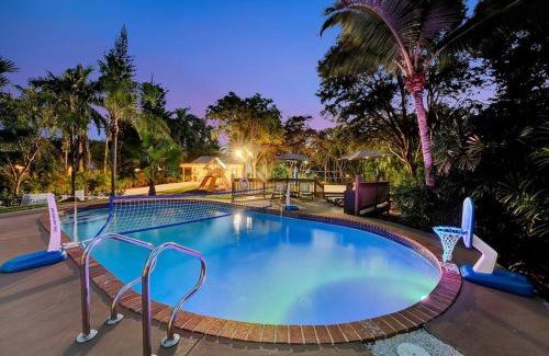 Davie House | Spacious 8BR w Guesthouse POOL Tons of Games