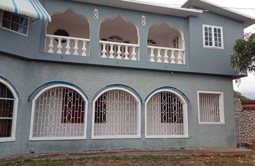 Spanish Town House | Spacious 9-bedroom house with WiFi & AC in amazing St Jago Heights Spanish Town