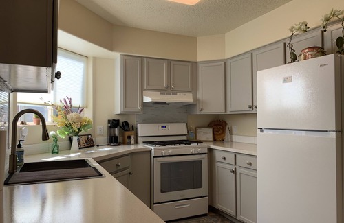 Southside Apartment | Spacious 950 sq ft 2 BR 1.7BA w/yard (Remodeled)