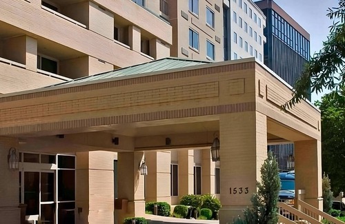Rosslyn Apartment | Spacious Accessible Room, w/Self- Parking, Pets are Allowed