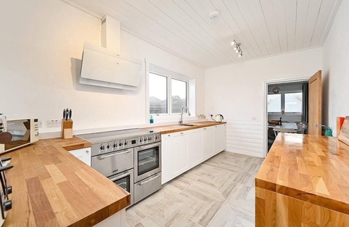 Camber House | Spacious accommodation 50m to the beach