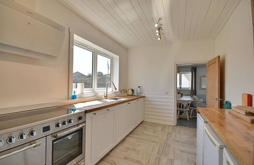 Camber House | Spacious accommodation 50m to the beach