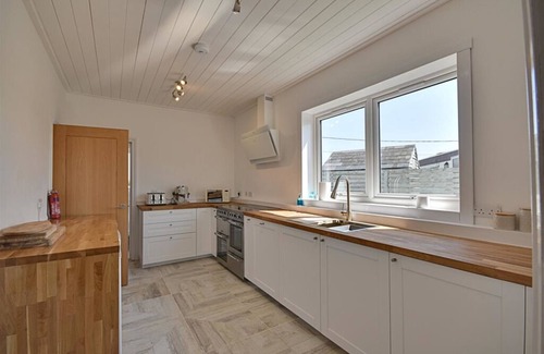 Camber House | Spacious accommodation 50m to the beach