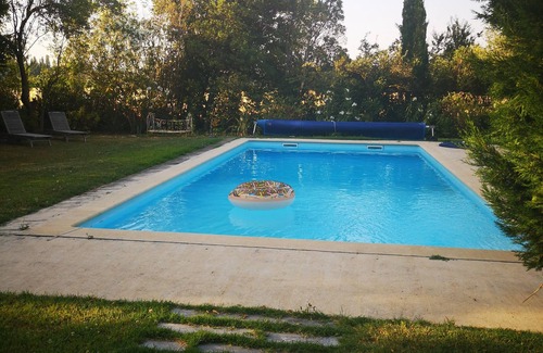 Caderousse House | spacious air-conditioned gite near ORANGE with swimming pool, jacuzzi and mature garden
